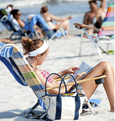 Jugendliche liesst am Strand